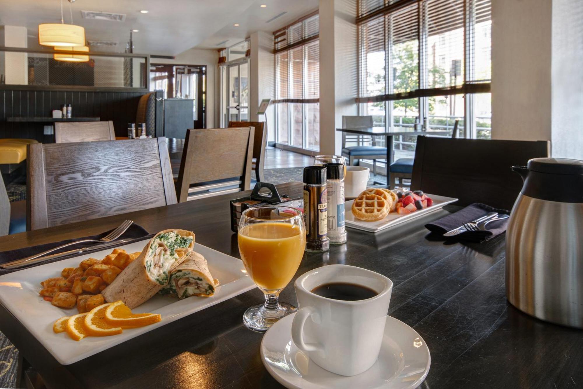 Holiday Inn Detroit Metro Airport By Ihg Ромулус Экстерьер фото